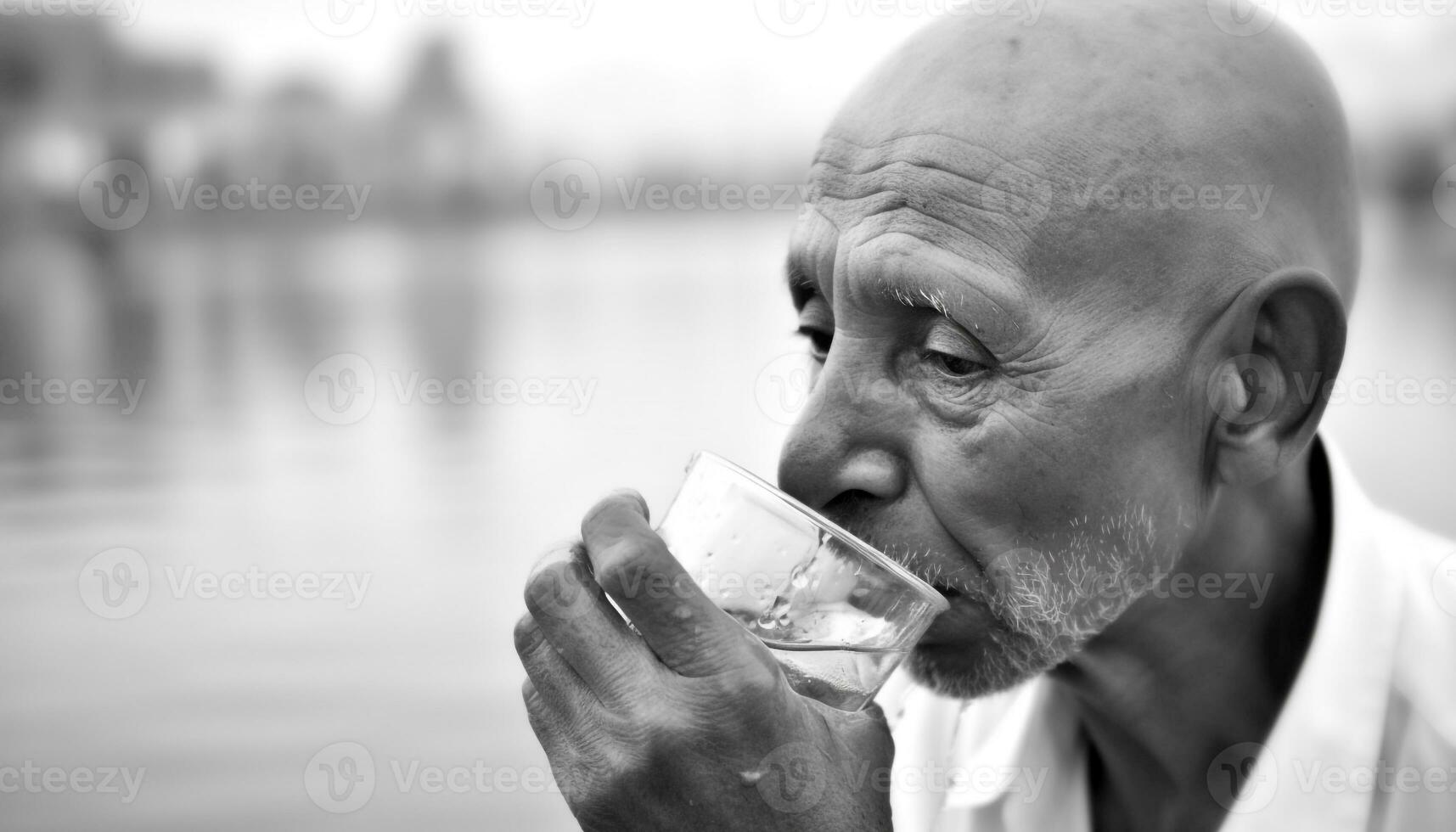 uno maturo caucasico uomo d'affari Tenere potabile bicchiere, godendo purificato acqua generato di ai foto