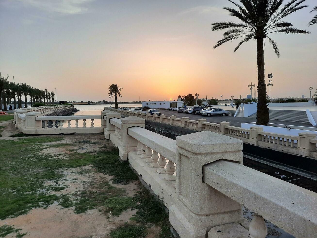 jeddah, Arabia arabia, giugno 2023 - un' bellissimo Visualizza di il tramonto a jeddah corniche nel il sera. foto