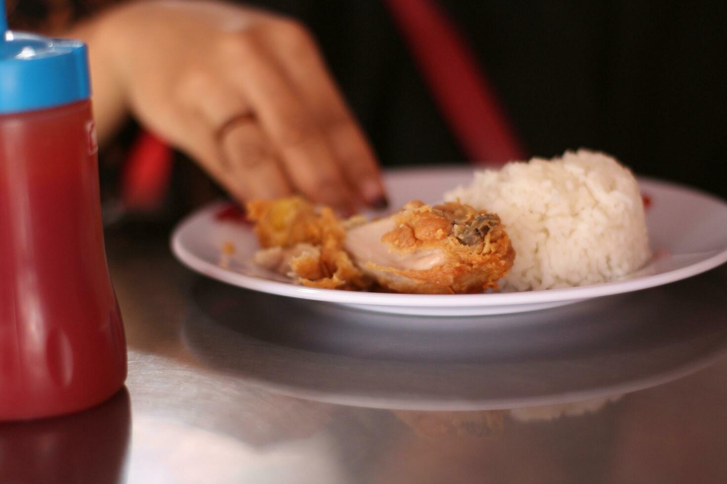 croccante fritte pollo mangiato su il individuare per il pranzo. foto