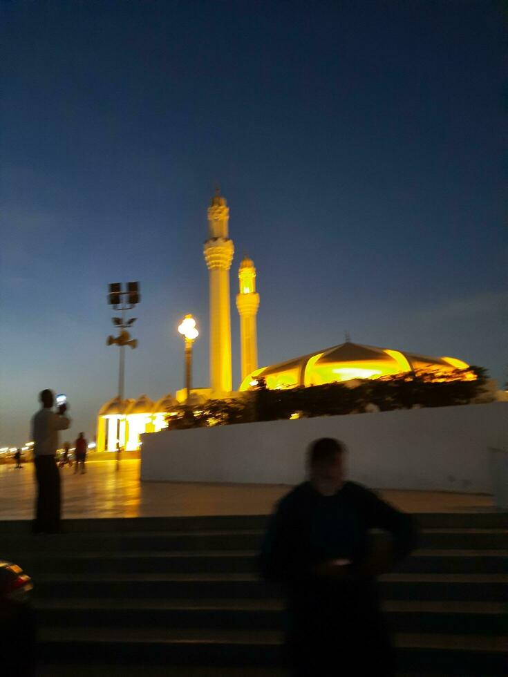 jeddah, Arabia arabia, giugno 2023 - un' bellissimo notte Visualizza di il minareti e cupola di il hassan enany moschea su il jeddah corniola. foto