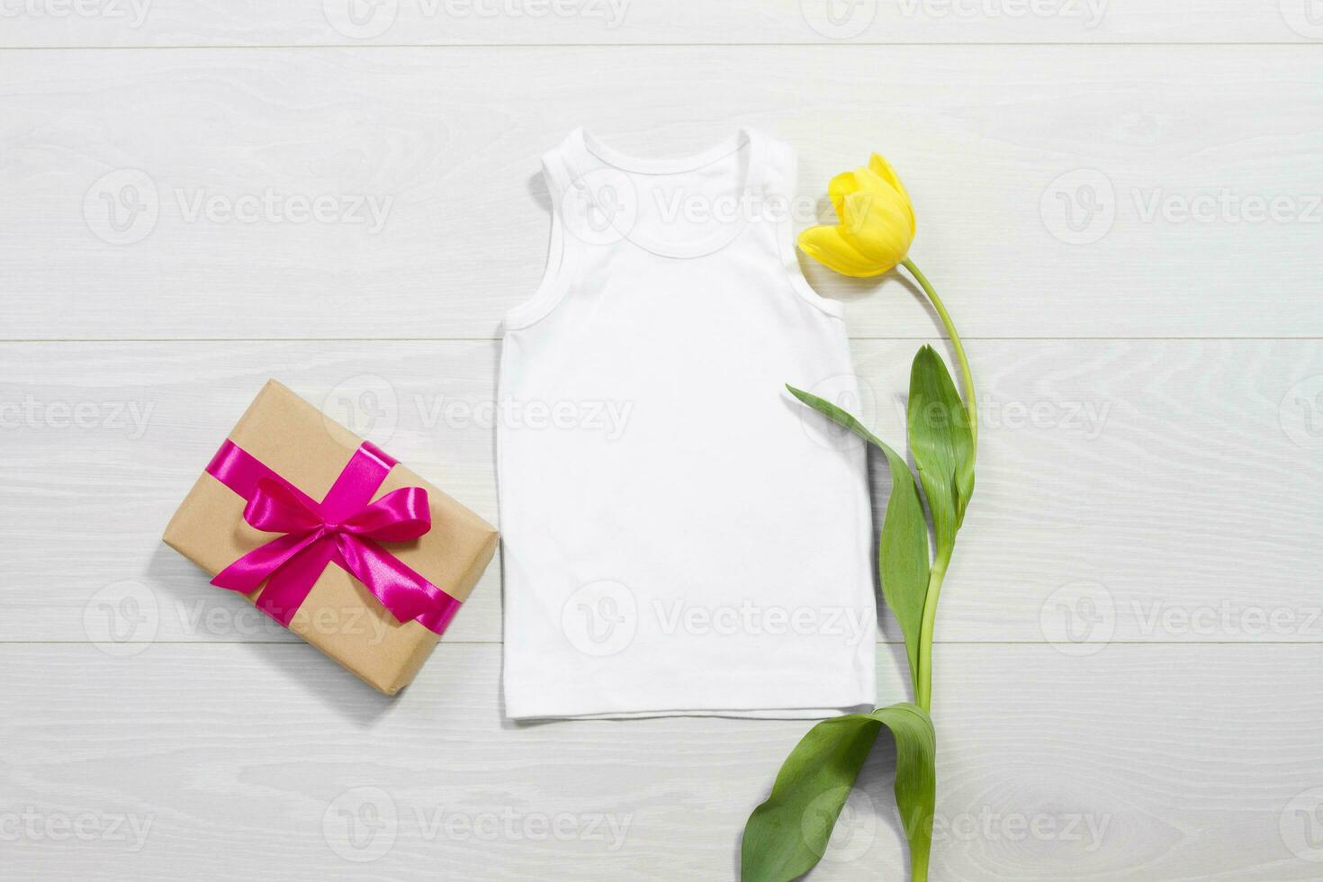 bianca bambini maglietta modello. modello vuoto bambini camicia superiore Visualizza. bianca di legno sfondo. madre donne giorno vacanza. giallo tulipano. bambino maglietta con compleanno fiore. primavera Guarda. foto