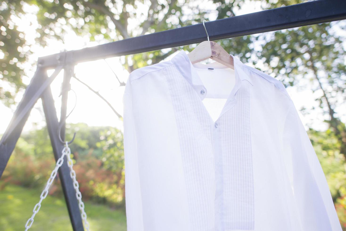 camicia da sposa appesa fuori foto