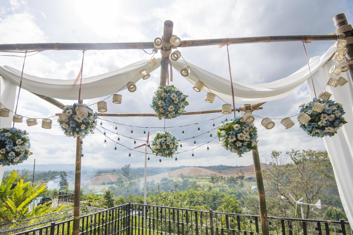 fondale di nozze con fiori e decorazioni nuziali foto