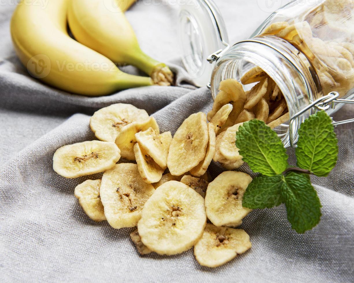 fette o patatine di banana candite essiccate foto