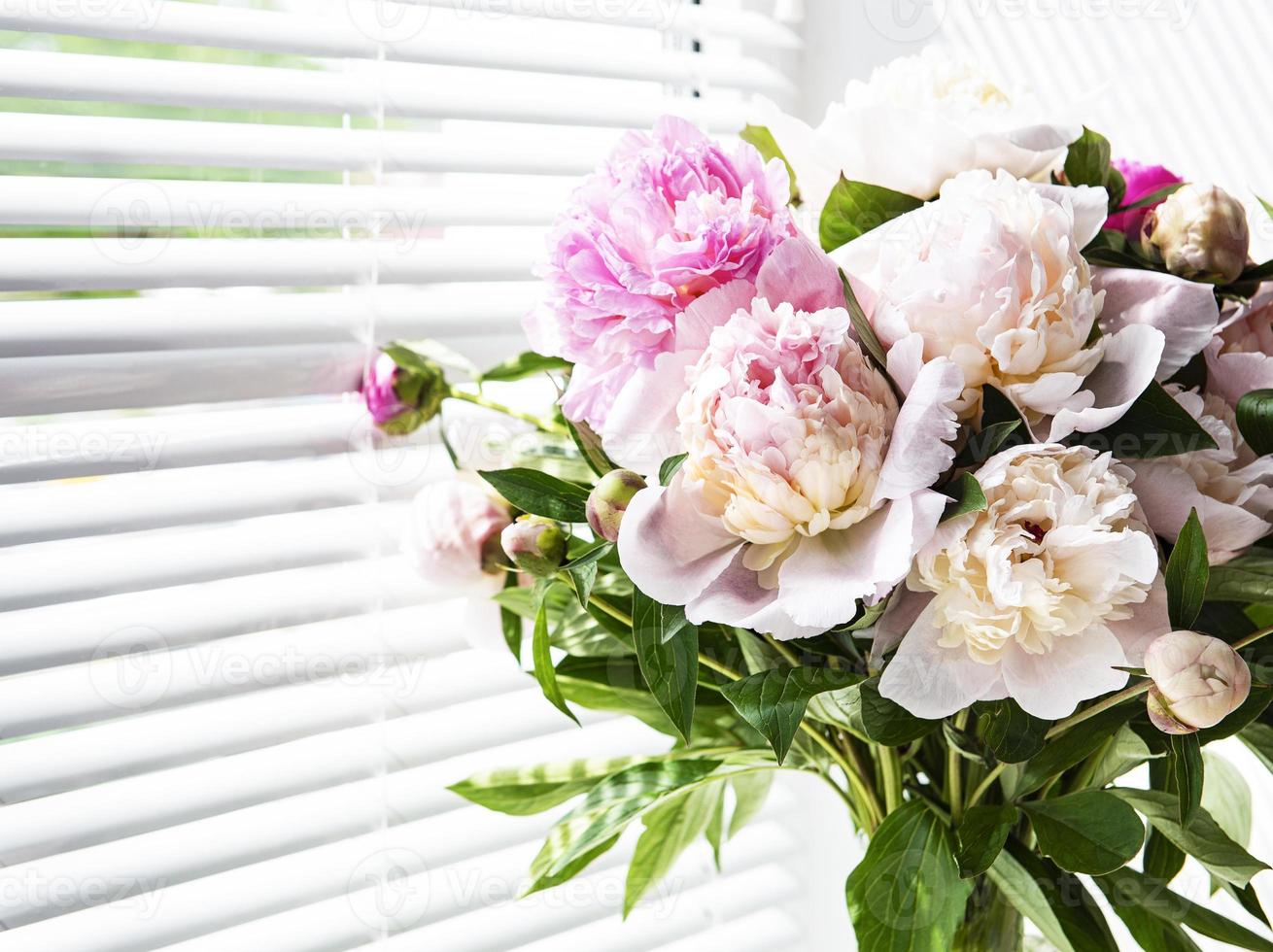 bellissimo bouquet di peonia rosa in un vaso foto