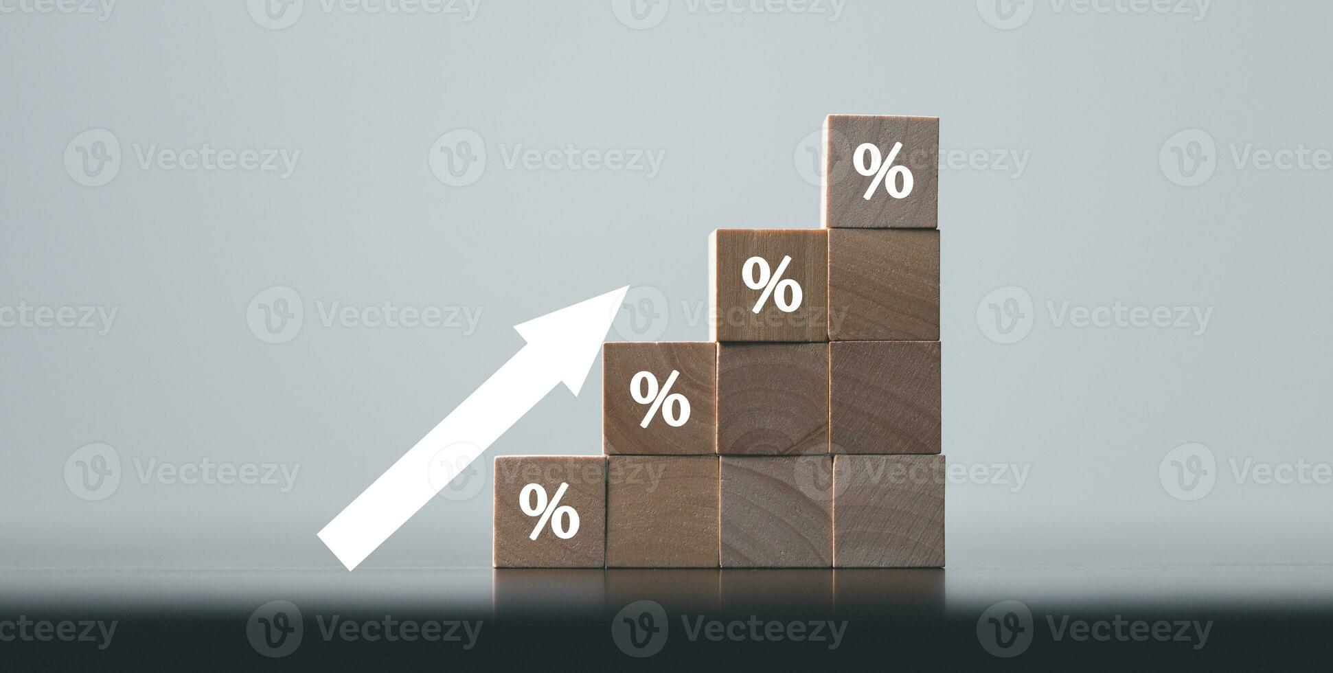 avvicinamento legna cubi con percentuale simbolo, per cento e verso l'alto crescente frecce su di legno cubi. finanziario interesse mutuo aliquote aumentare o prezzo commissione aumentare, crescita attività commerciale, finanza imposta. foto