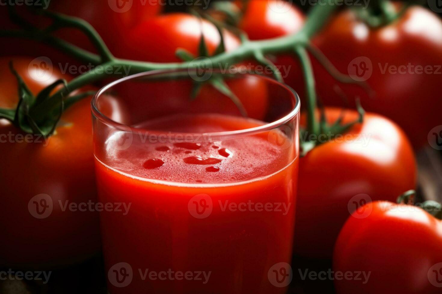 un' bicchiere con fresco pomodoro succo su un' sfondo di rosso maturo pomodori avvicinamento generativo ai foto