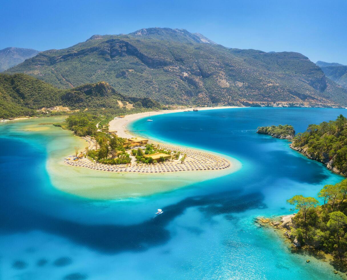 aereo Visualizza di mare baia, sabbioso spiaggia, verde alberi, montagna foto