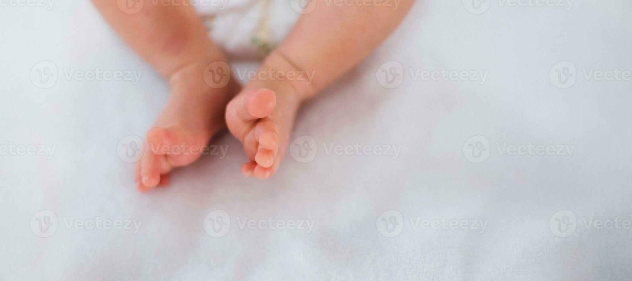 neonato bambino piedi su bianca lenzuolo. maternità e prima infanzia concetto. foto