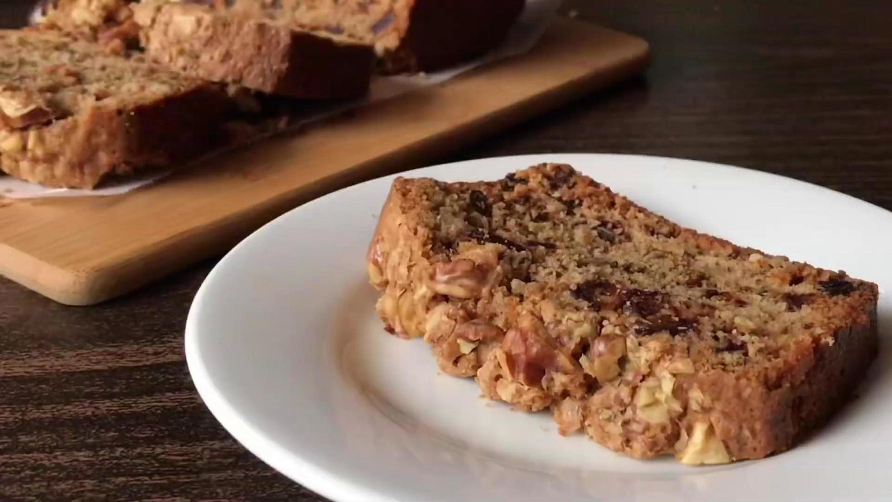 torta di noci marroni su piatto bianco foto