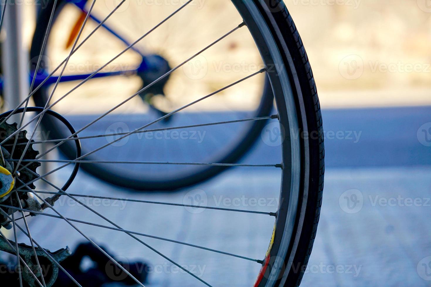 ruota di bicicletta sulla strada foto