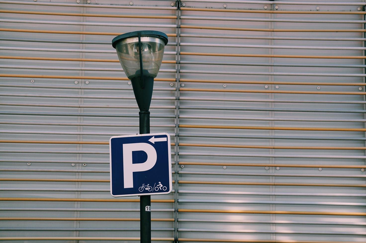 segnale stradale parcheggio moto sulla strada foto