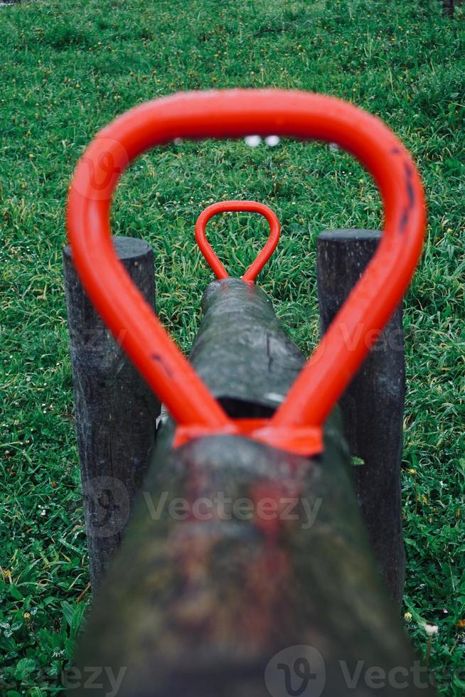 vecchia altalena di legno nel parco giochi foto