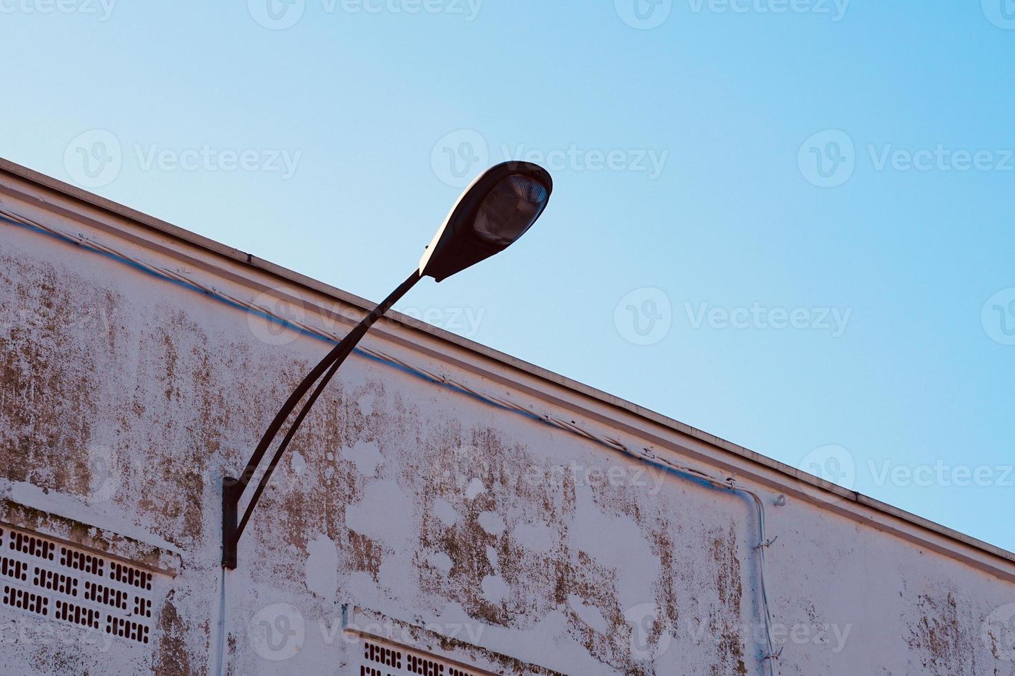 lampione sulla strada foto