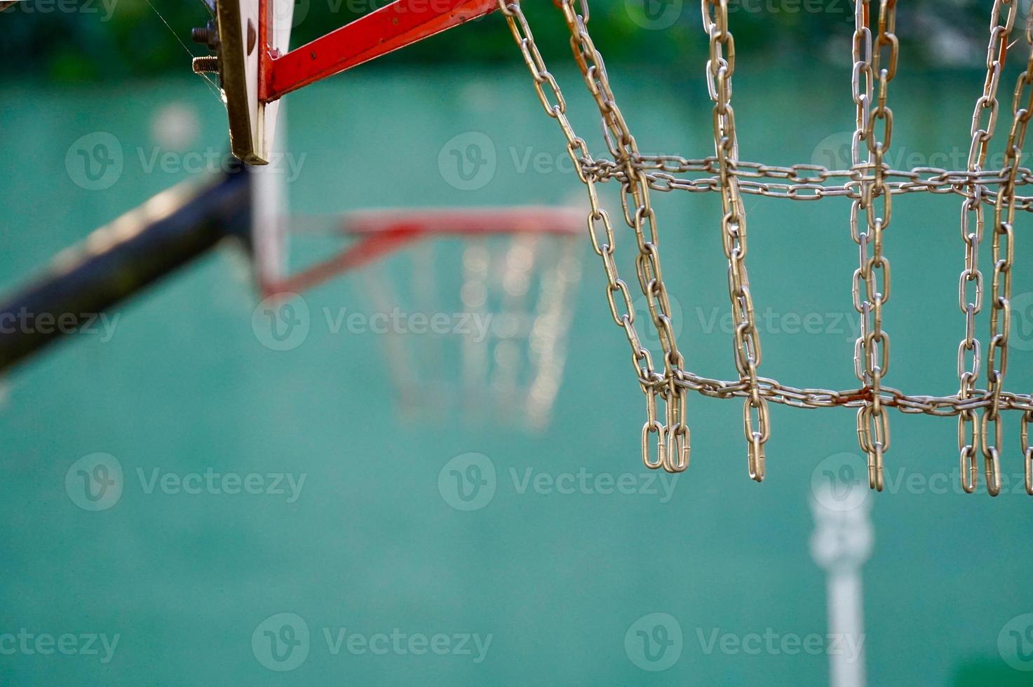 vecchio canestro da basket di strada foto