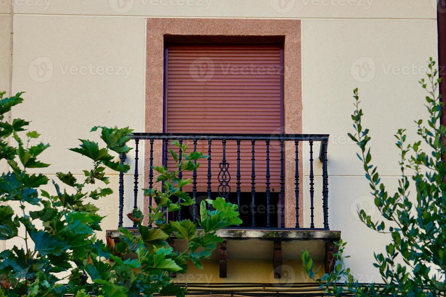 finestre e balcone sulla facciata della casa foto