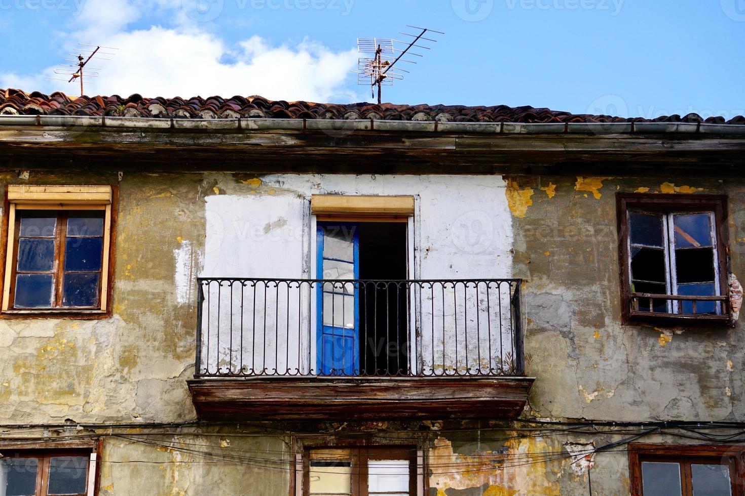 finestre e balcone sulla facciata della casa foto