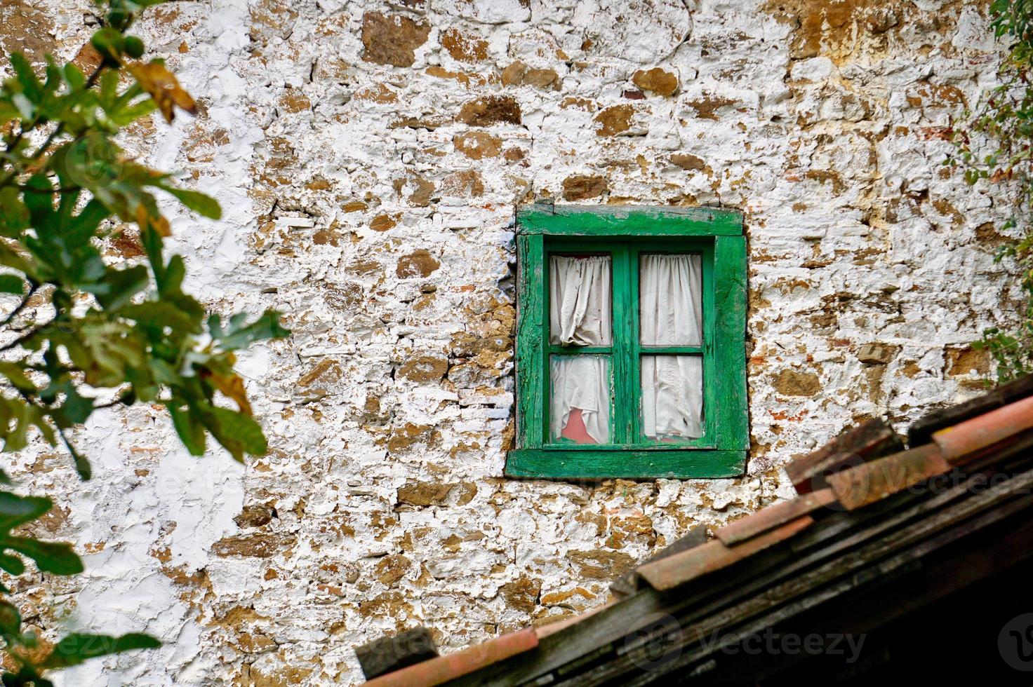 finestra sulla vecchia casa abbandonata foto