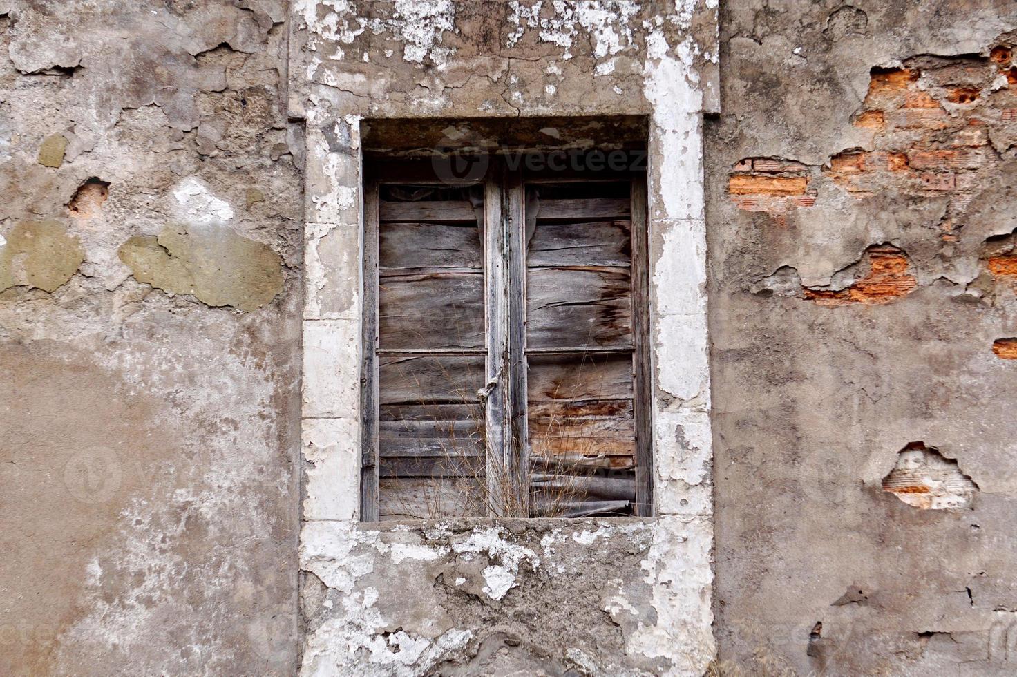 finestra sulla vecchia casa abbandonata foto