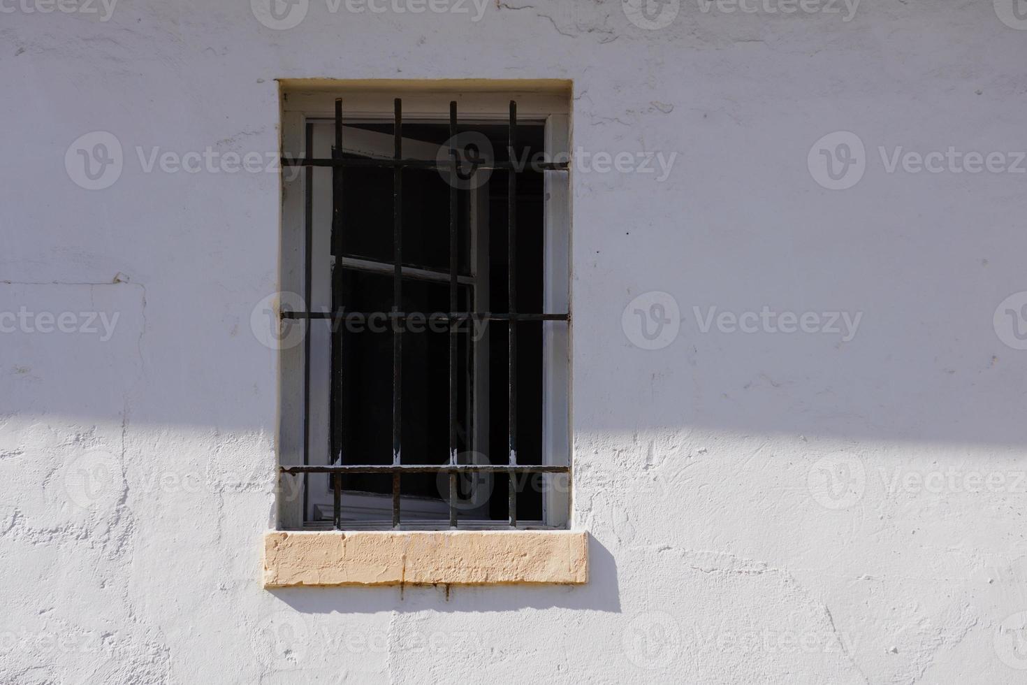 finestra sulla facciata bianca della casa foto