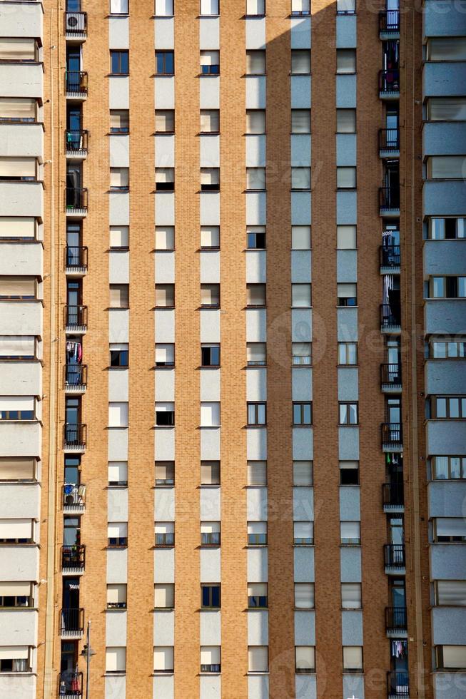 finestre sulla facciata dell'edificio foto