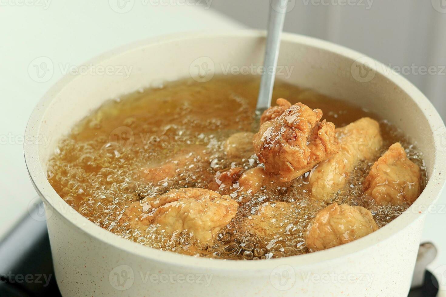 in profondità frittura pollo karaage zangi nel caldo olio foto