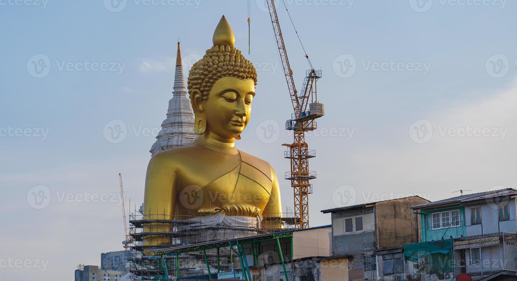 grande statua del buddha in thailandia al tramonto foto