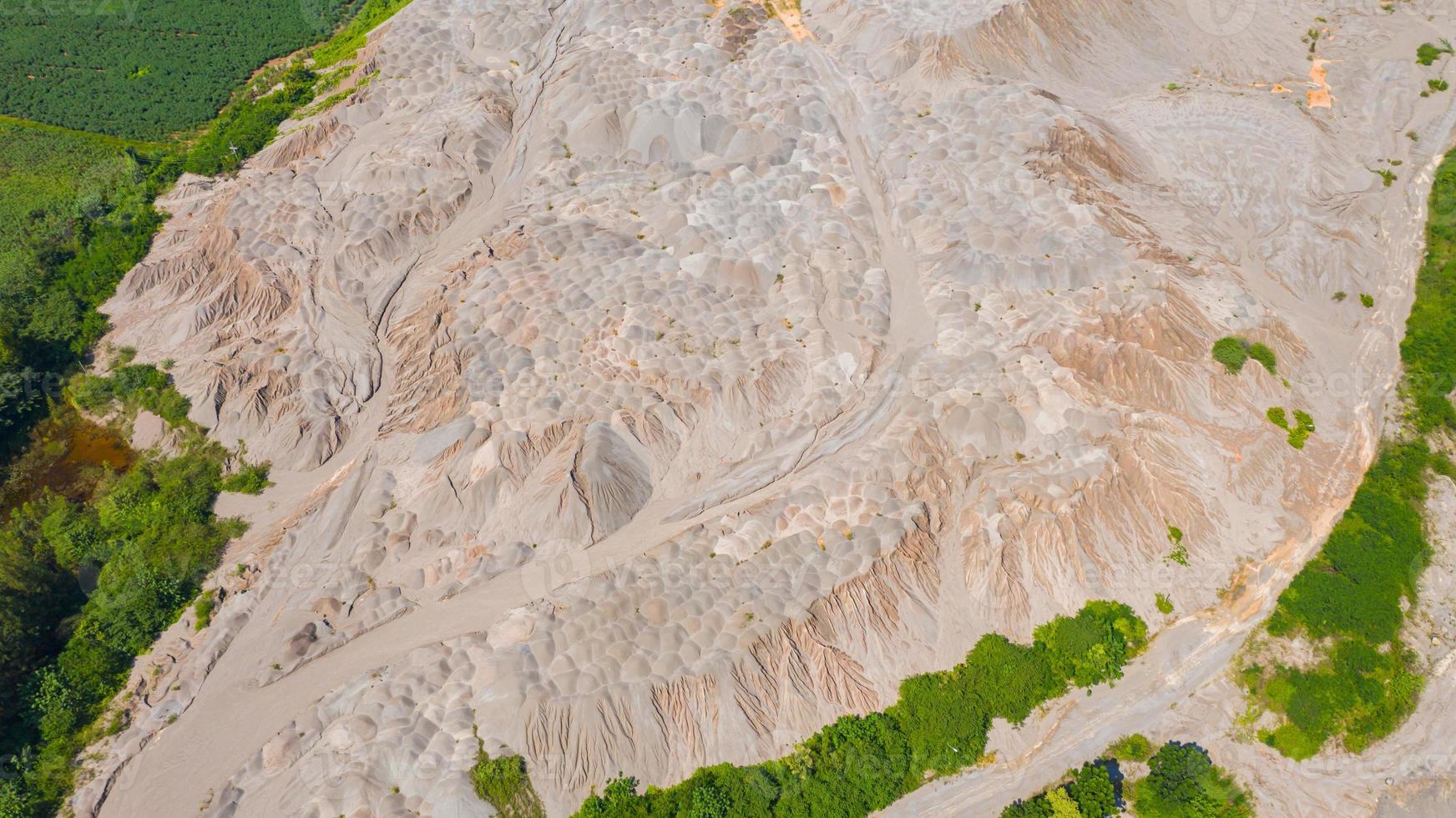 i modelli di vista aerea dall'alto affiorano sulla terra lasciati dall'acqua foto