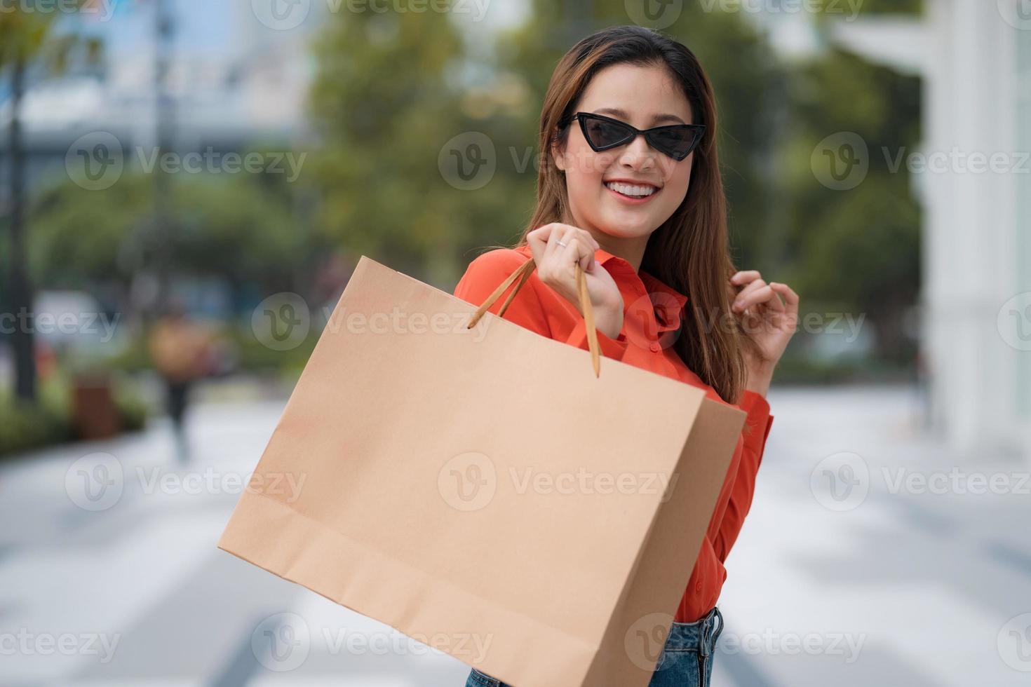 all'aperto ritratto di donna felice tenendo le borse della spesa foto