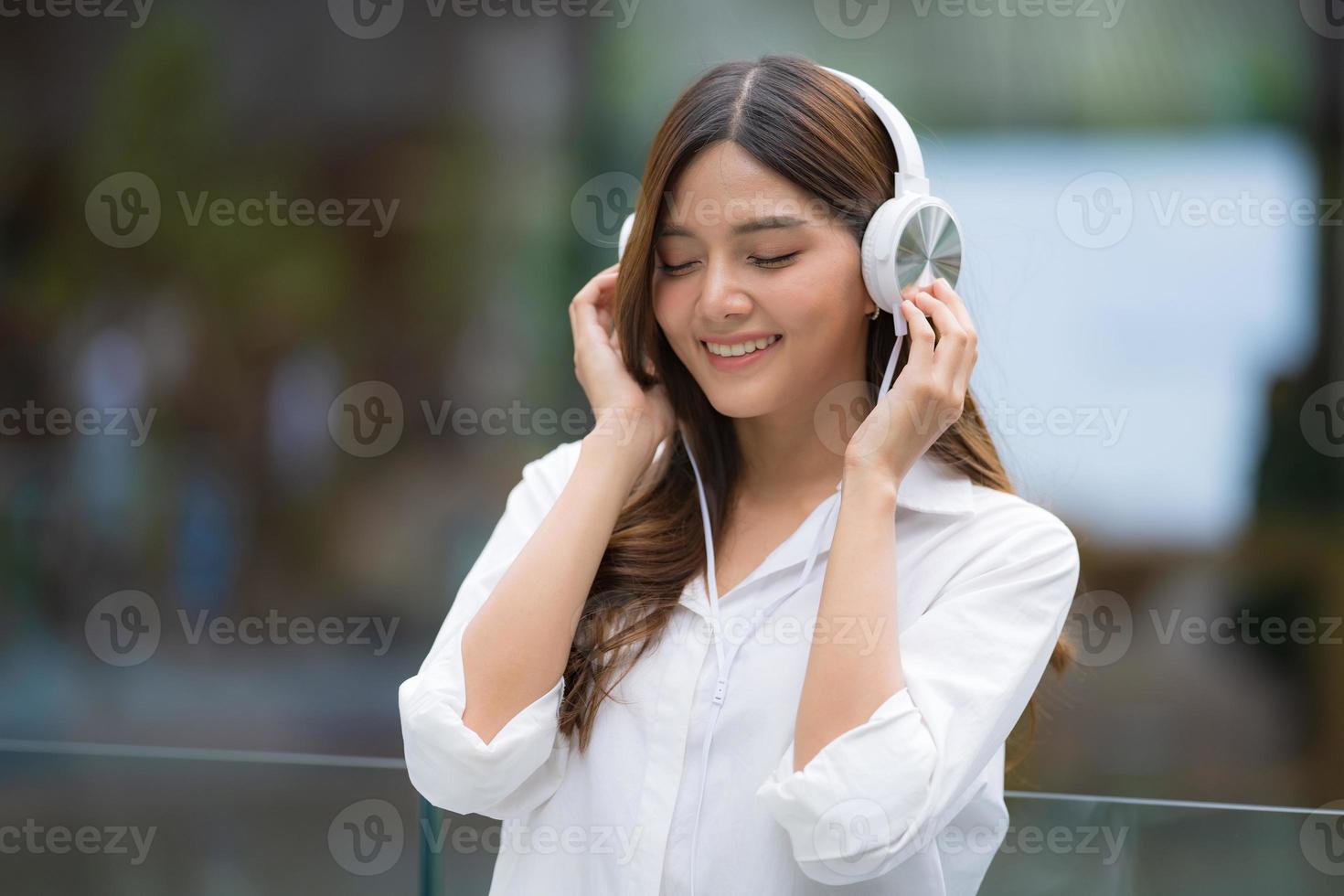 ritratto di giovane bella donna che si gode la musica e sorride con un sorriso perfetto foto