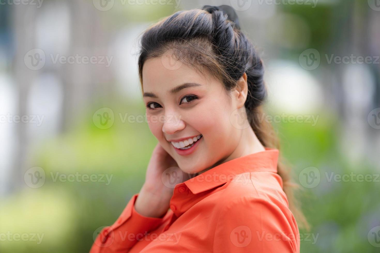 all'aperto ritratto di giovane donna felice con la faccia sorridente foto