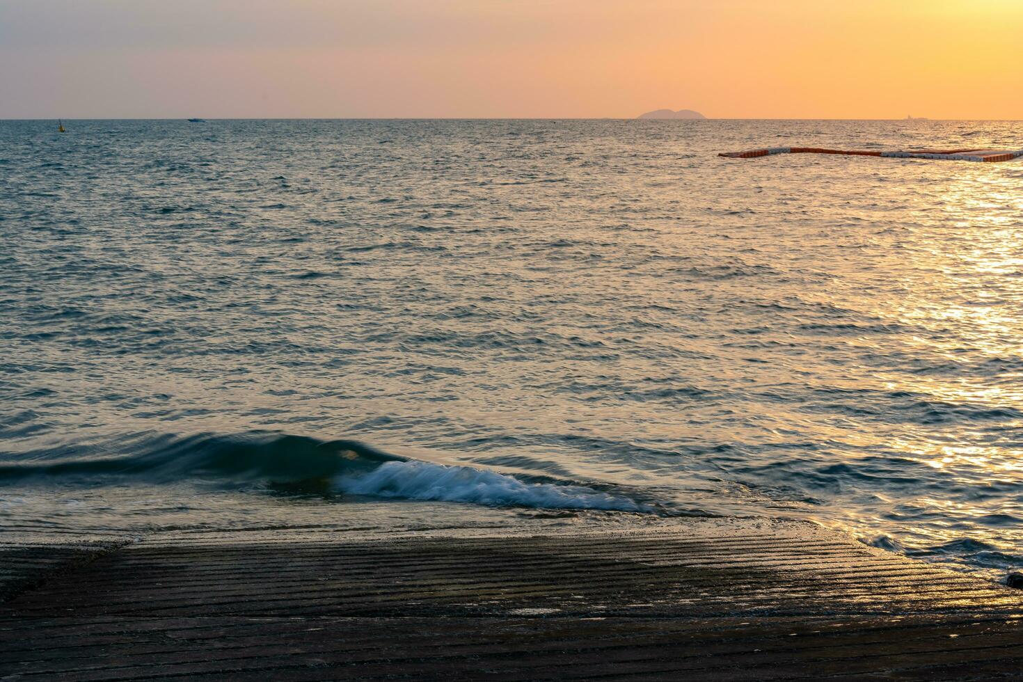 Pattaya spiaggia, pratumnak collina fra Sud Pattaya spiaggia e jomtien spiaggia nel il tramonto, sera. foto