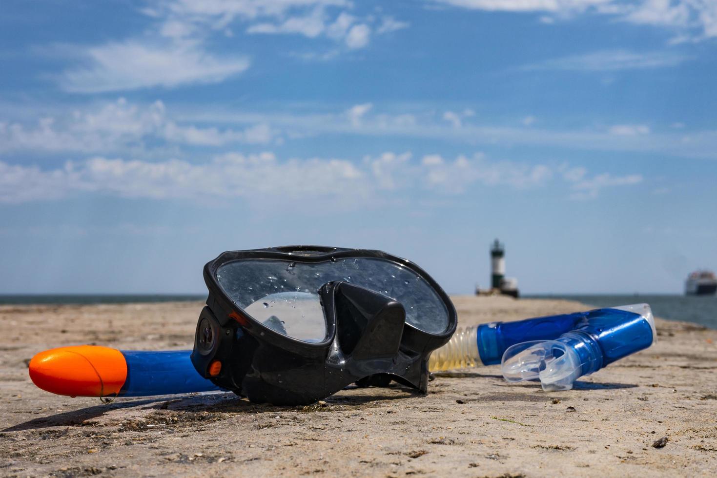 maschera e boccaglio sul molo in riva al mare vacanze e viaggi foto