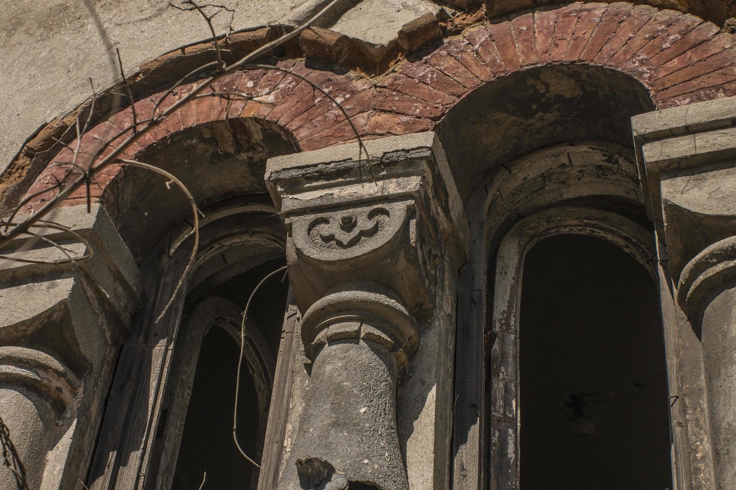 un'antica finestra ad arco distrutta dal tempo foto