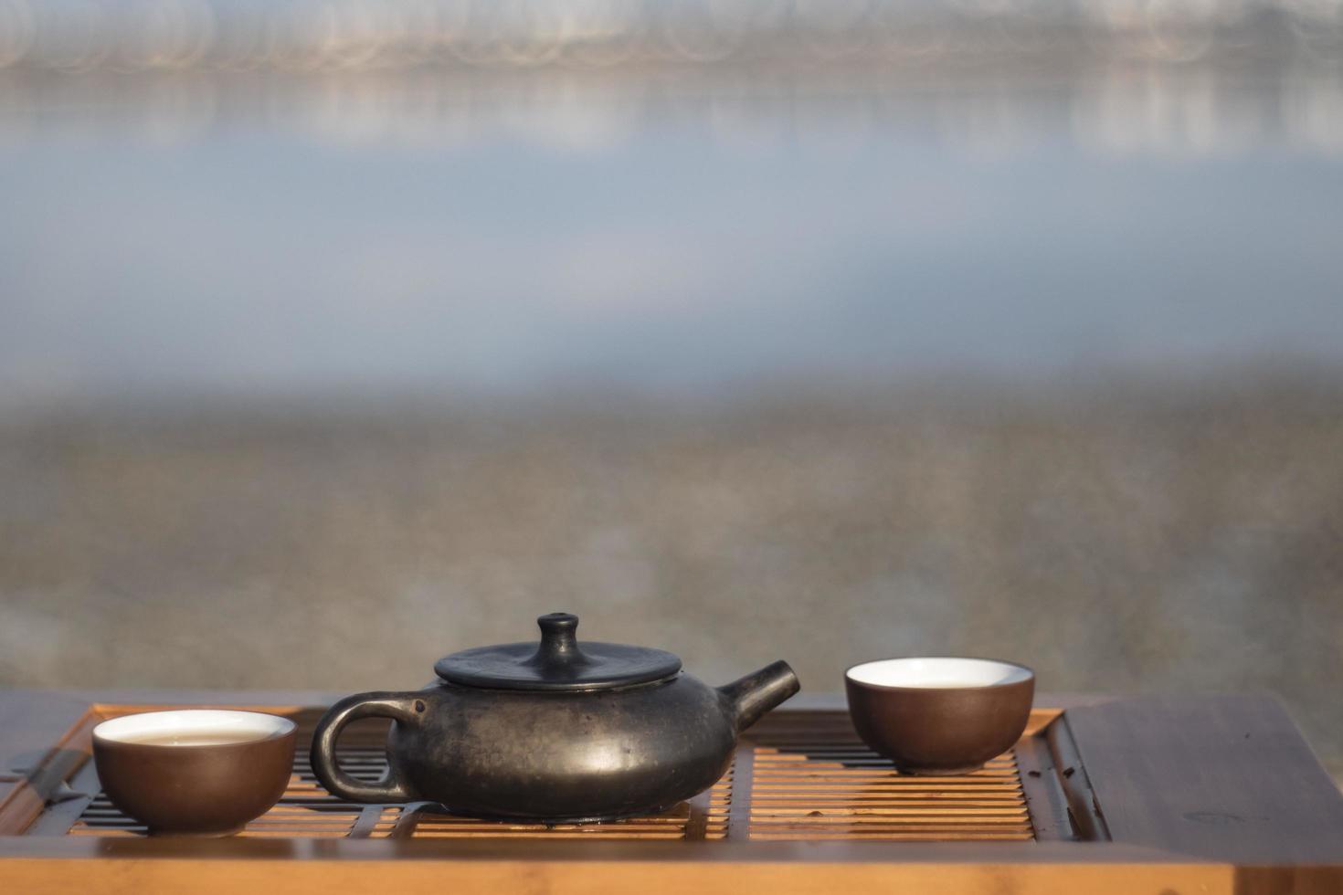 set cinese vintage con teiera yixing cerimonia del tè nero su sfondo verde foto