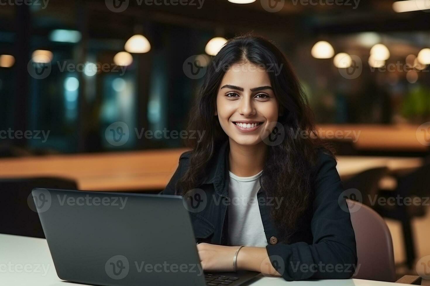 ritratto di un' contento sorridente femmina, utilizzando il computer portatile computer, guardare a telecamera e sorridente. potenziato informazione tecnologia specialista, Software ingegnere o sviluppatore. ai generato foto