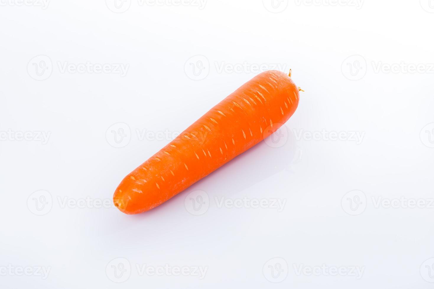 vicino carota su bianco foto