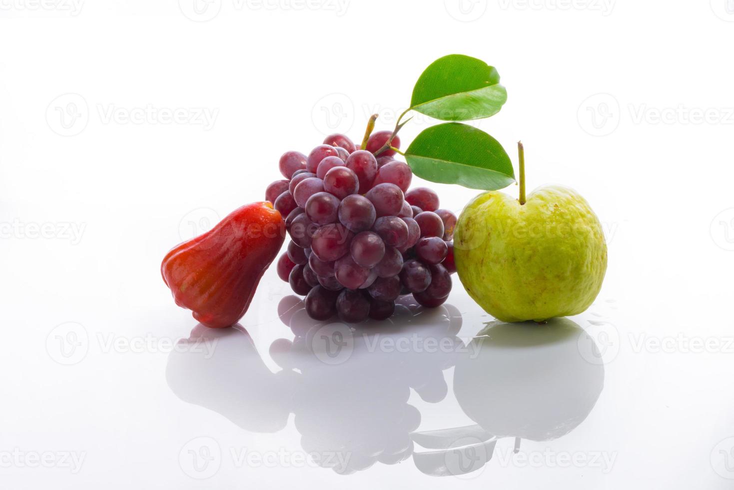 mescolare la frutta su acrilico bianco foto