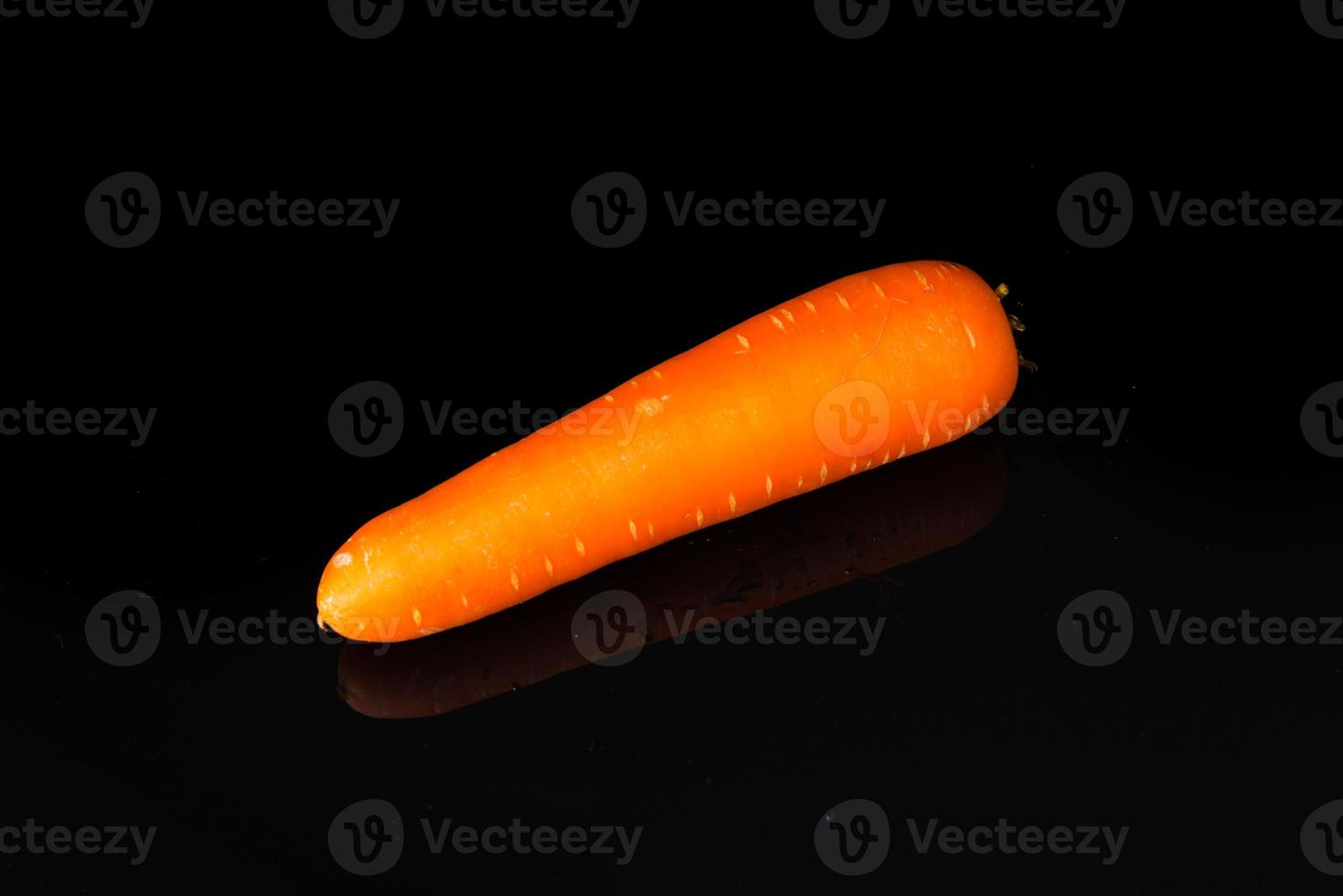 vicino carota su nero foto