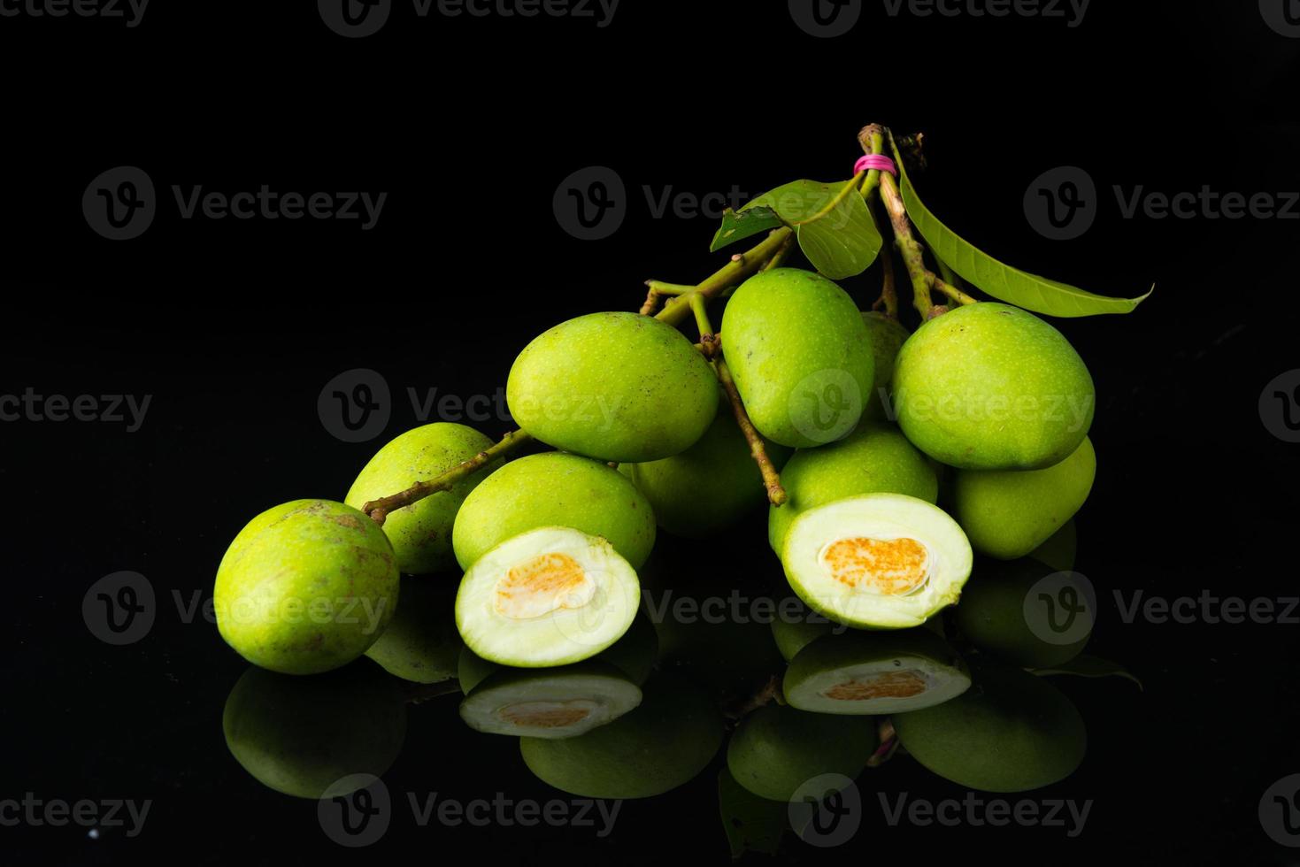 primo piano mangifera mango su nero foto