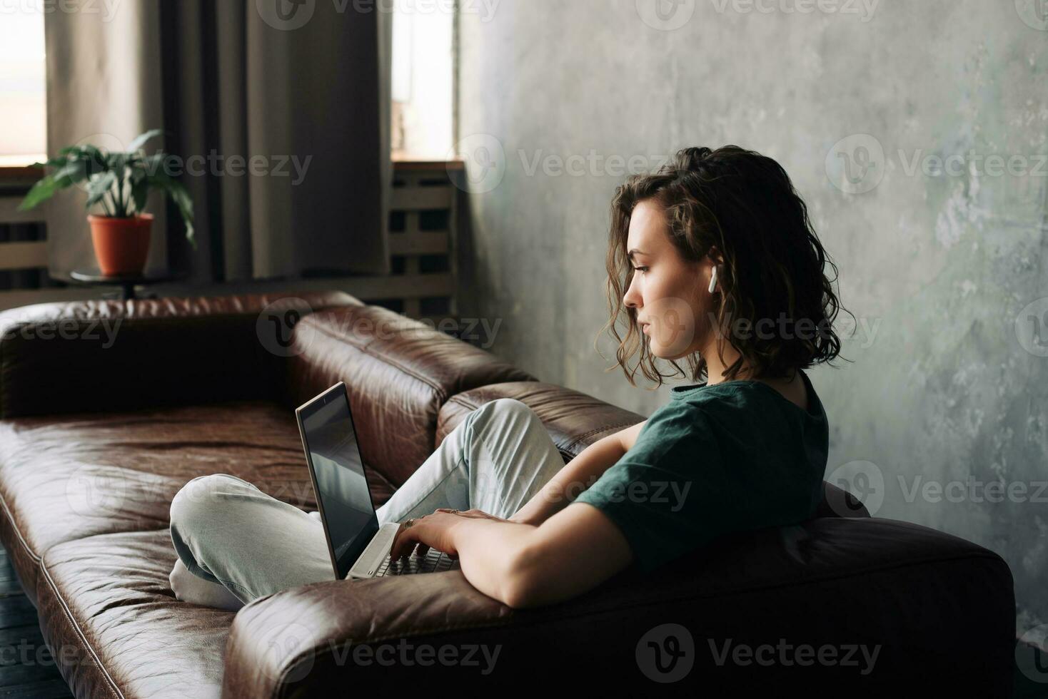 produttivo casa spazio di lavoro, giovane donna Lavorando su computer portatile, illustrare il concetto di opera o studia a partire dal casa, libero professionista, attività commerciale, e moderno stile di vita per studenti e professionisti. foto