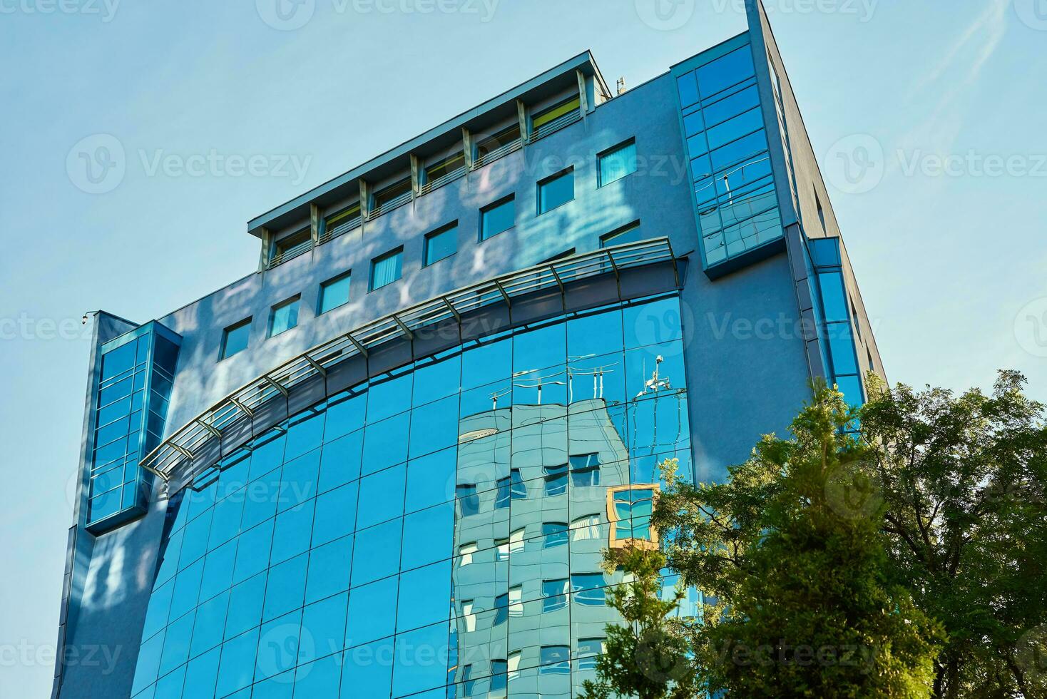 moderno ufficio edificio con verde alberi foto