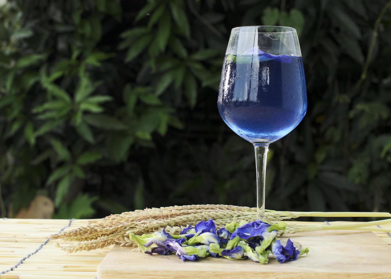 bevanda blu ghiacciata con fiori di pisello farfalla foto