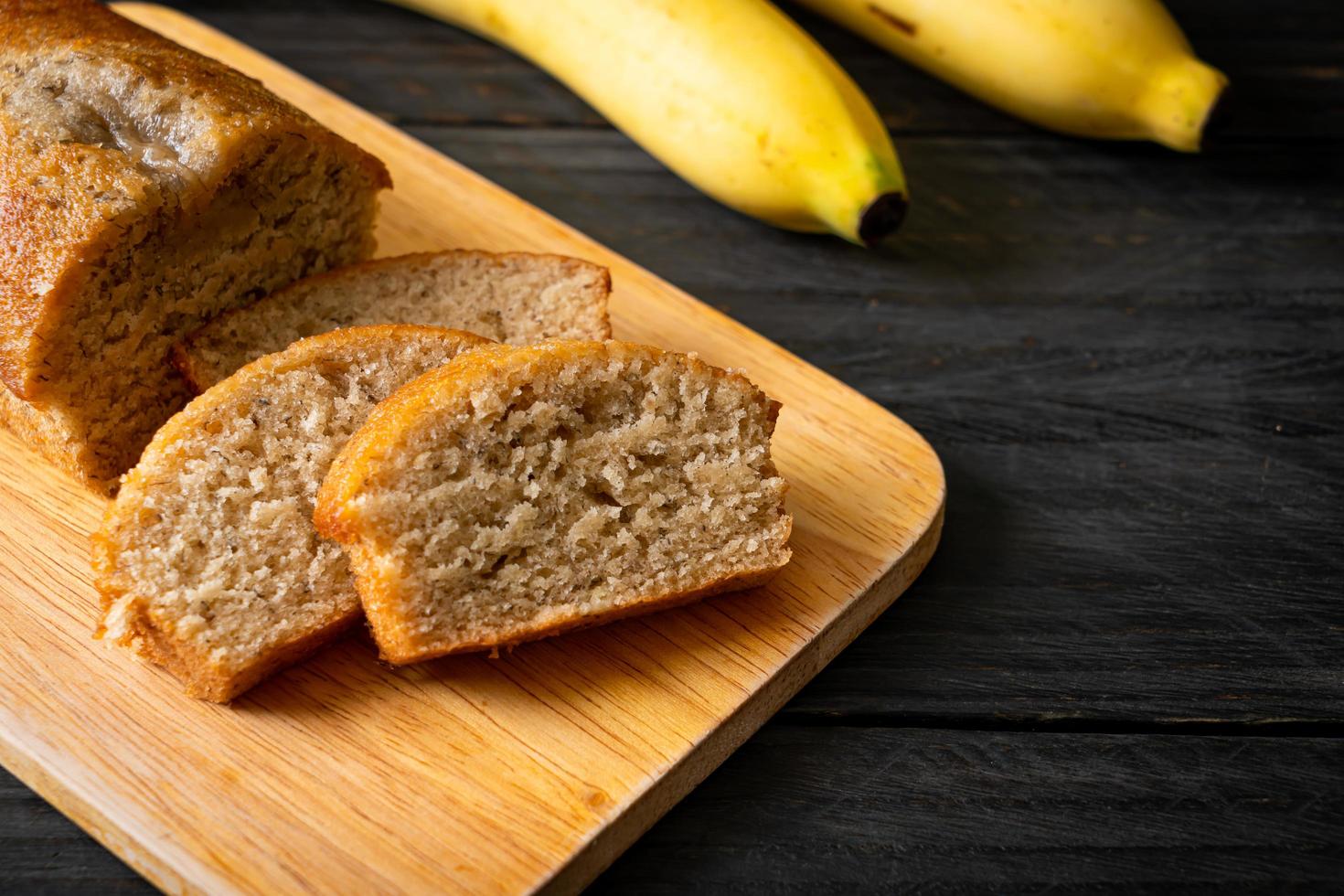 pane alla banana fatto in casa a fette foto