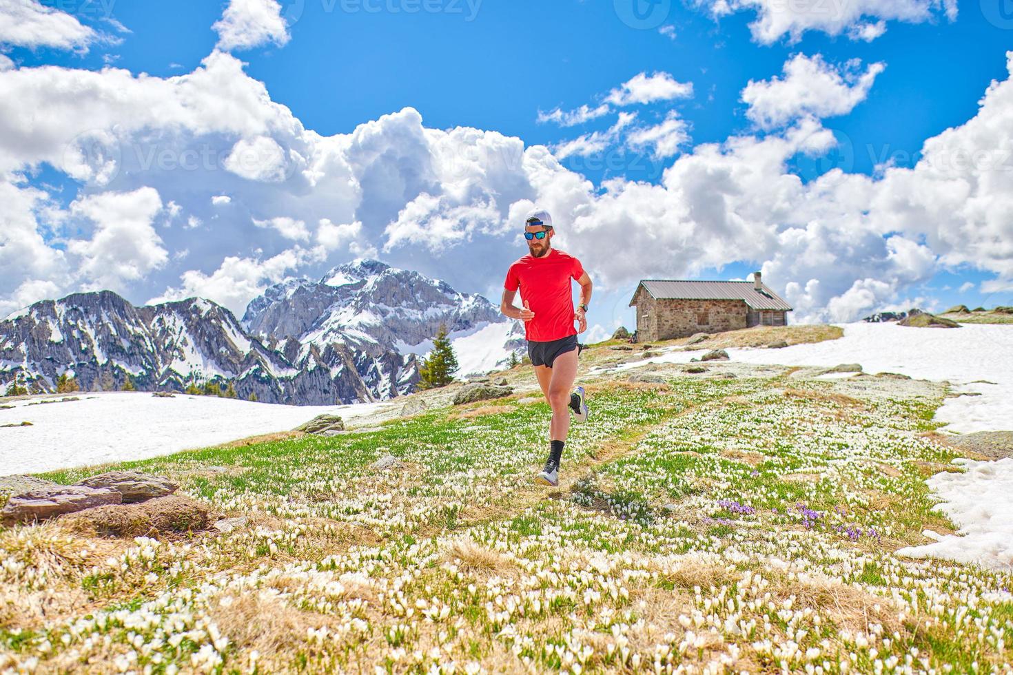 il corridore della finestra della maratona si allena in montagna in altitudine foto