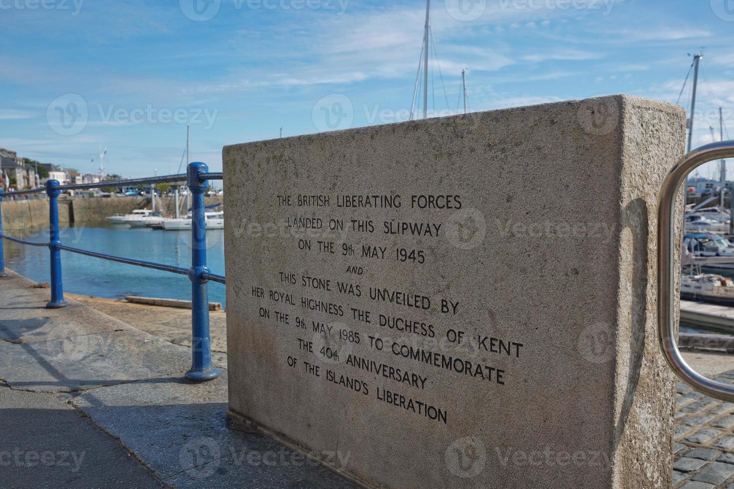 dedica alle forze di liberazione britanniche e al 40° anniversario della liberazione foto