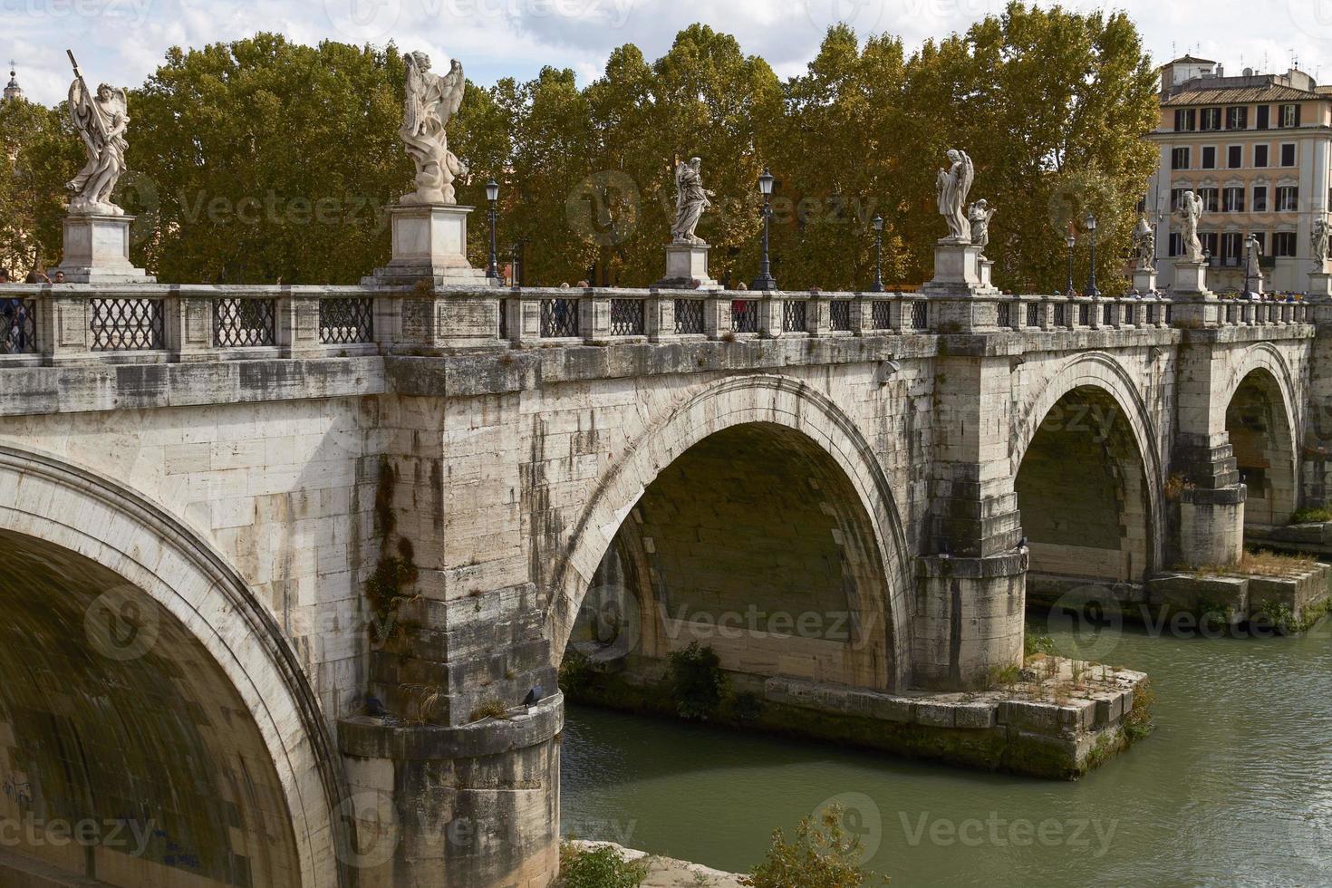 I turisti che attraversano il ponte di fronte a castel sant angelo a roma italia foto