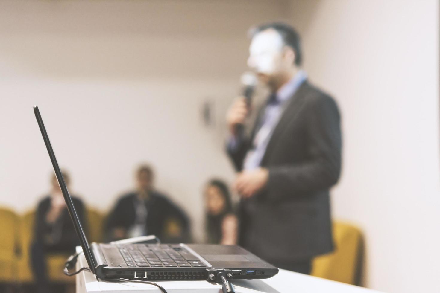 relatore a conferenze di lavoro e presentazione in sala riunioni foto