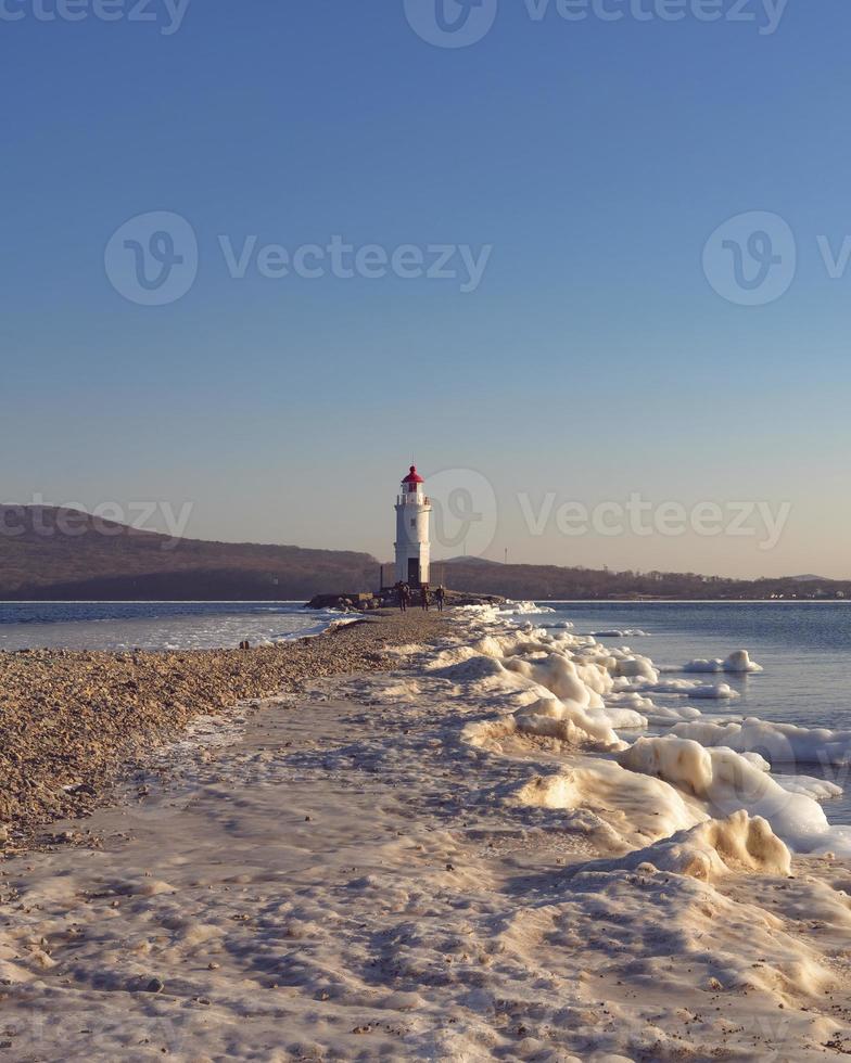 vista sul mare con vista sul faro di Tokarev contro il cielo blu foto