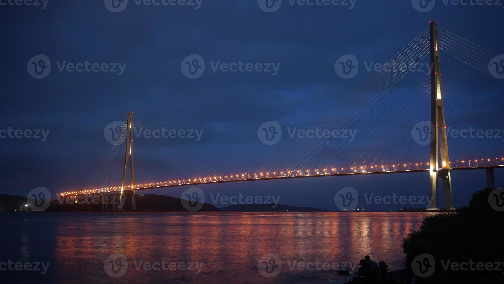 foto notturne del ponte russo di vladivostok con una lunga esposizione